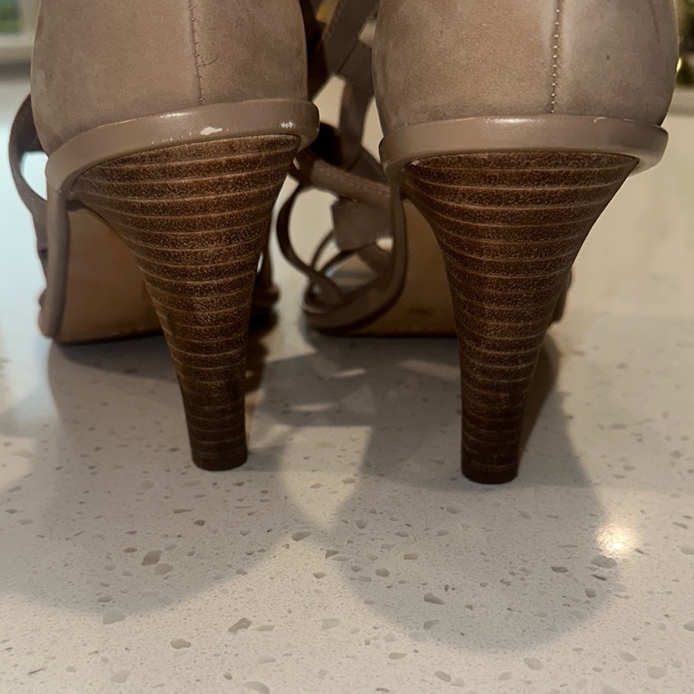 Vince Camuto Tan Sandals with Elegant‎ Style - Picture 5 of 7